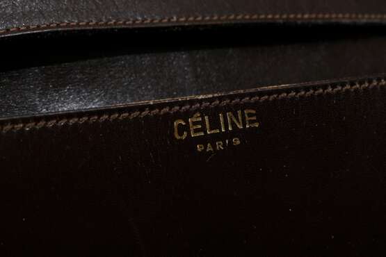 Kleine Céline Schultertasche mit vergoldeter Hardware und Logoschließe, dunkelbraunes Glattleder, Interieur mit drei Fächern, Reißverschlussfach und zwei aufgesetzten Taschen, innen gestempelt "Céline Paris", v… - Foto 5