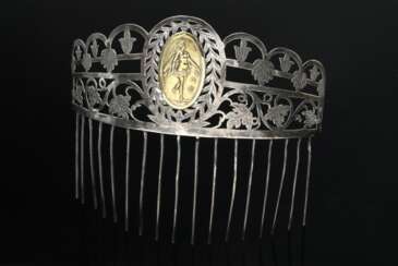 Empire Tiara Kamm mit vergoldetem Relief-Medaillon &quot;Göttin Flora&quot; in gesägtem sowie graviertem Floral- und Weinlaubdekor, ungedeutetes MZ: IGH, wohl Nürnberg, um 1800, Silber, 62,3g, H. 6,2-12,2cm, B. 17,6cm…