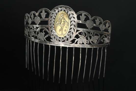 Empire Tiara Kamm mit vergoldetem Relief-Medaillon "Göttin Flora" in gesägtem sowie graviertem Floral- und Weinlaubdekor, ungedeutetes MZ: IGH, wohl Nürnberg, um 1800, Silber, 62,3g, H. 6,2-12,2cm, B. 17,6cm… - photo 1