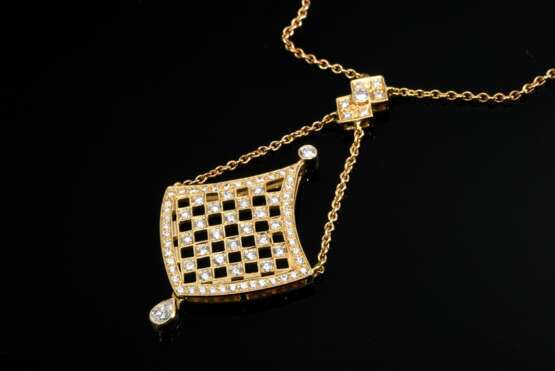 2 Teile Schmuck Goldschmiede Kay, Hamburg: handgefertigtes Gelbgold 750 Diamant Collier (zus. ca. 1.70ct/VVS-VS/TW, 9g. L. 44cm) und moderne Platin Nadel mit Brillanten (zus. ca. 1ct/VSI/TW-W, 5,7g, 6,4x2cm) in durchbroc… - photo 4