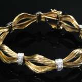 Midcentury Gelbgold 585 Armband mit wellenförmigen Gliedern und Weißgold Brillantklammern (zus. ca. 0.45ct/SI/W), 29,5g, L. 17,8cm - photo 1