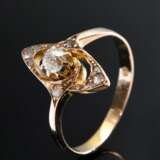 Zarter Rotgold 750 Ring mit Altschliff Diamant und kleinen Diamantrosen (zus. ca. 0.16ct/SI/TCR-C, 1 kleiner Imitatstein) in rautenförmigem Ringkopf, um 1890, 2,2g, Gr. 50 - photo 1