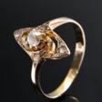 Zarter Rotgold 750 Ring mit Altschliff Diamant und kleinen Diamantrosen (zus. ca. 0.16ct/SI/TCR-C, 1 kleiner Imitatstein) in rautenförmigem Ringkopf, um 1890, 2,2g, Gr. 50 - Jetzt bei der Auktion