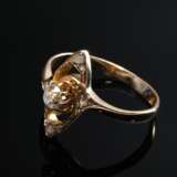 Zarter Rotgold 750 Ring mit Altschliff Diamant und kleinen Diamantrosen (zus. ca. 0.16ct/SI/TCR-C, 1 kleiner Imitatstein) in rautenförmigem Ringkopf, um 1890, 2,2g, Gr. 50 - photo 3