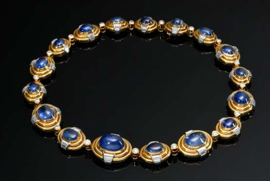 Elegant verlaufendes Bulgari Gelbgold 750 Collier mit 17 großen Saphir Cabochons (zus. ca. 91.27ct, 15,15x11,87-8,24x7,03mm) in doppelten Gelbgold 750 Zargenfassungen mit jeweils sich gegenüberliegenden Diamantbaguettes … - photo 1