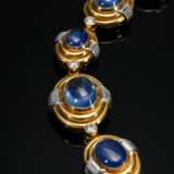 Elegant verlaufendes Bulgari Gelbgold 750 Collier mit 17 großen Saphir Cabochons (zus. ca. 91.27ct, 15,15x11,87-8,24x7,03mm) in doppelten Gelbgold 750 Zargenfassungen mit jeweils sich gegenüberliegenden Diamantbaguettes … - photo 3