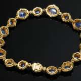 Elegant verlaufendes Bulgari Gelbgold 750 Collier mit 17 großen Saphir Cabochons (zus. ca. 91.27ct, 15,15x11,87-8,24x7,03mm) in doppelten Gelbgold 750 Zargenfassungen mit jeweils sich gegenüberliegenden Diamantbaguettes … - photo 4