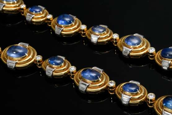 Elegant verlaufendes Bulgari Gelbgold 750 Collier mit 17 großen Saphir Cabochons (zus. ca. 91.27ct, 15,15x11,87-8,24x7,03mm) in doppelten Gelbgold 750 Zargenfassungen mit jeweils sich gegenüberliegenden Diamantbaguettes … - photo 7