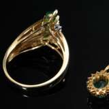 2 Teile diverser Schmuck: Gelbgold 585 Ring mit Brillanten, Smaragd Navettes (zus. ca. 1ct) und kleinen Brillanten (zus. ca. 0.06ct/SI/W, 3,8g, Gr. 55) sowie Gelbgold 750 Anhänger mit Smaragd im Brillantkranz (zus. ca. 0… - фото 2