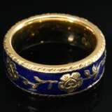 Gelbgold 750 "Jericho" Ring aus der Bekenntnis Kollektion, blaues Feuer Emaille mit umlaufender Blattranke, Rosen-, Herz- und Kreuzdekor „Glaube, Liebe, Hoffnung“, Goldschmiede Ursula Heinicke, Hamburg, 15,2g, … - photo 2