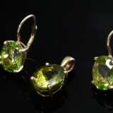 3 Teile Gelbgold 333 Schmuck mit Peridot: Anhänger (L. 1,6cm) und Paar Ohrhänger (L. 1,6cm), zus. 3,2g - photo 1