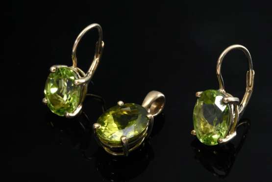 3 Teile Gelbgold 333 Schmuck mit Peridot: Anhänger (L. 1,6cm) und Paar Ohrhänger (L. 1,6cm), zus. 3,2g - photo 1