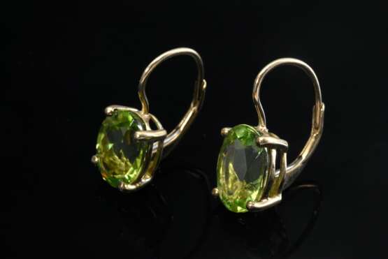 3 Teile Gelbgold 333 Schmuck mit Peridot: Anhänger (L. 1,6cm) und Paar Ohrhänger (L. 1,6cm), zus. 3,2g - photo 2