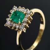 Zarter Gelbgold 750 Ring mit eckigem Smaragd in Brillantlunette (zus. ca. 0.30ct, VSI/W), 3,1g, Gr. 53 - Foto 1