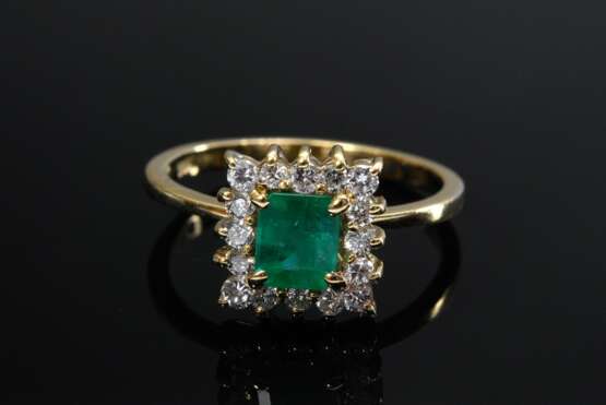 Zarter Gelbgold 750 Ring mit eckigem Smaragd in Brillantlunette (zus. ca. 0.30ct, VSI/W), 3,1g, Gr. 53 - Foto 3