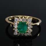 Zarter Gelbgold 750 Ring mit eckigem Smaragd in Brillantlunette (zus. ca. 0.30ct, VSI/W), 3,1g, Gr. 53 - Foto 3