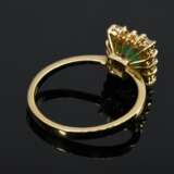 Zarter Gelbgold 750 Ring mit eckigem Smaragd in Brillantlunette (zus. ca. 0.30ct, VSI/W), 3,1g, Gr. 53 - Foto 4