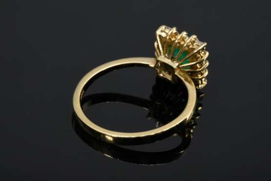 Zarter Gelbgold 750 Ring mit eckigem Smaragd in Brillantlunette (zus. ca. 0.30ct, VSI/W), 3,1g, Gr. 53 - Foto 4