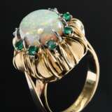 Midcentury Gelbgold 750 Ring mit Opal Cabochon in Smaragdkranz, 12g, Gr. 55 - photo 1