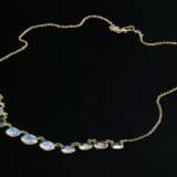 3 Teile Gelbgold 585 Mondstein Schmuck: Collier (5,3g, L. 43,7cm) und Paar Ohrstecker (2,6g, 8,8x6,9mm) - photo 2