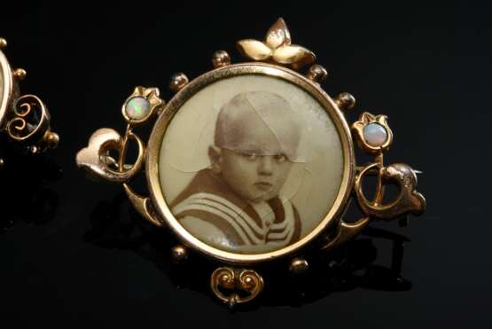 2 Diverse Teile Schmuck: Rotgold 585 Nadel mit Kinderfotografien in filigraner Bekränzung mit Opalcabochon, kleiner Diamantrose und Flussperlen, um 1910 (7,1g, 3,8x3,4cm, Tragespuren) und Silber doublierte Nadel mit Knab… - Foto 3