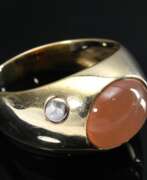 Catalogue des produits. Gelbgold 585 Bandring mit apricotfarbenem Mondstein, seitlich sign., 6,8g, Gr. 60