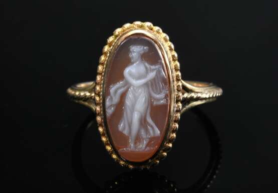 Gelbgold 585 Ring mit ovaler Achat Kamee "Stehende Gewandfigur" in zarter Kordelfassung, 4g, Gr. 57, Tragespuren - Foto 2