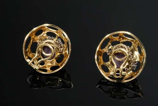 Paar Midcentury Gelbgold 750 Ohrclips mit Sternrubin Cabochons und Brillanten (zus. ca. 1.08ct/VSI-SI/W), 15g, Ø 2,3cm - photo 2