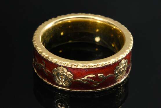 Gelbgold 750 „Jericho“ Ring aus der Bekenntnis Kollektion, rotes Feuer Emaille mit umlaufender Blattranke, Rosen-, Herz- und Kreuzdekor „Glaube, Liebe, Hoffnung“, Goldschmiede Ursula Heinicke, Hamburg, 16,3g, Gr. 58, gro… - Foto 2