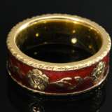 Gelbgold 750 „Jericho“ Ring aus der Bekenntnis Kollektion, rotes Feuer Emaille mit umlaufender Blattranke, Rosen-, Herz- und Kreuzdekor „Glaube, Liebe, Hoffnung“, Goldschmiede Ursula Heinicke, Hamburg, 16,3g, Gr. 58, gro… - Foto 2