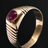 Rotgold 580 Band Ring mit rotem synthetischem Stein in diagonalen Rillen, Wien 1872-1922, 6,8g, Gr. 62, Tragespuren - Foto 1