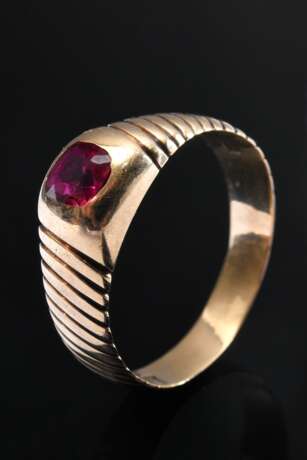 Rotgold 580 Band Ring mit rotem synthetischem Stein in diagonalen Rillen, Wien 1872-1922, 6,8g, Gr. 62, Tragespuren - Foto 1