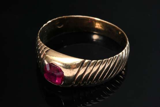 Rotgold 580 Band Ring mit rotem synthetischem Stein in diagonalen Rillen, Wien 1872-1922, 6,8g, Gr. 62, Tragespuren - Foto 2