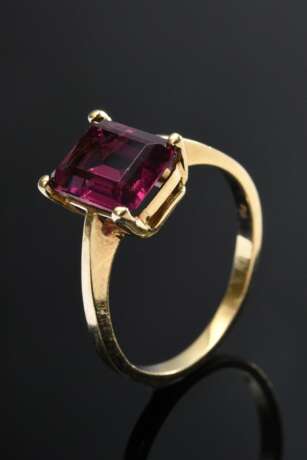 Gelbgold 750 Ring mit violett-rotem Rhodolith Granat (ca. 2.5ct) im Baguette Schliff, 3,2g, Gr. 54 - Foto 1