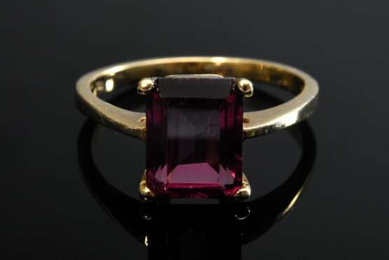 Gelbgold 750 Ring mit violett-rotem Rhodolith Granat (ca. 2.5ct) im Baguette Schliff, 3,2g, Gr. 54 - Foto 3