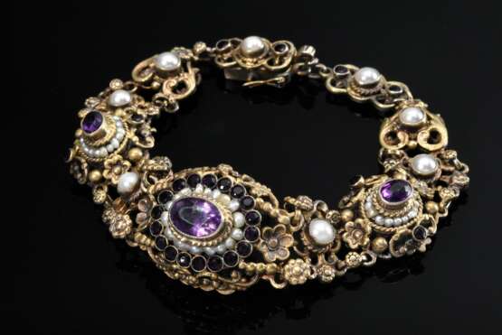 Reich verziertes, vergoldetes Silber 835 Trachten Armband mit Amethysten, Granat, Blister- und Saatperlen, 31,5g, L. 19,4cm, Tragespuren - photo 1