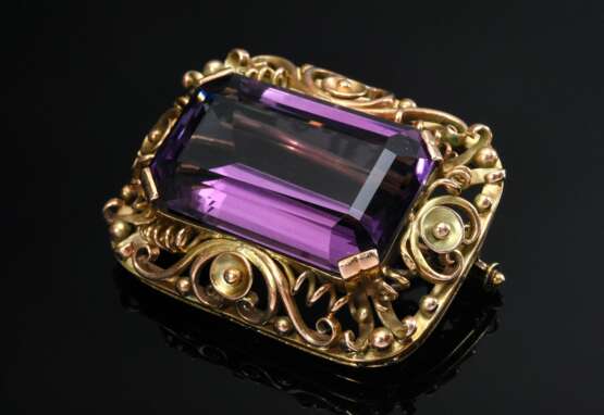 Handgefertigte Gelbgold 585 Nadel mit Amethyst (ca. 17.3ct) im Treppenschliff, um 1930, 10,8g, 8,4x3x.2,3mm - фото 1