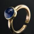 Massiver Gelbgold 750 Reifring mit gesägter Öffnung und aufgesetztem Saphir Cabochon in Zargenfassung, sign. &amp;quot;OS&amp;quot;, Goldschmiede Brigitte Klosowski, Hamburg, 9,4g, Gr. 61 - Аукционные цены