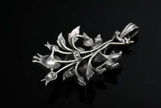 Floral gearbeiteter Silber Anhänger mit Diamantrosen (zus. ca.1ct/P1-3/TCR-LB), 19.Jh., Öse ergänzt - photo 3