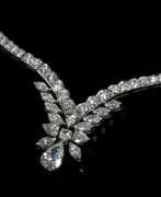 Каталог товаров. Elegantes Platin Collier mit Diamanten (zus. ca. 8.61ct), Brillanten (zus. ca. 4.79ct/SI-P1/W-TCR/H-K), Tropfendiamanten (zus. ca. 1.42ct SI-P1/W-LY/H-Q/R) und Navettediamanten (zus. ca. 2.40ct SI-P3/TCR-C/J-Q), 32,9g, L…