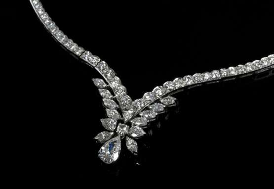 Elegantes Platin Collier mit Diamanten (zus. ca. 8.61ct), Brillanten (zus. ca. 4.79ct/SI-P1/W-TCR/H-K), Tropfendiamanten (zus. ca. 1.42ct SI-P1/W-LY/H-Q/R) und Navettediamanten (zus. ca. 2.40ct SI-P3/TCR-C/J-Q), 32,9g, L… - фото 1