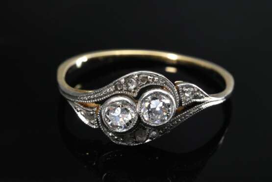 Zarter platinierter Gelbgold 585 „Toi-et-Moi“ Ring mit Altschliffdiamanten und Diamantrosen (zus. 0.25ct/SI/TCR), um 1910, 2,3g, Gr. 57 - photo 1