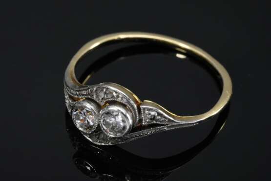 Zarter platinierter Gelbgold 585 „Toi-et-Moi“ Ring mit Altschliffdiamanten und Diamantrosen (zus. 0.25ct/SI/TCR), um 1910, 2,3g, Gr. 57 - photo 2