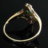 Feiner platinierter Gelbgold 585 Belle Epoque Ring mit Diamanten im Alt- und Rosenschliff (zus. ca. 0.12ct/SI/W) sowie Smaragd in vierpassigem Ringkopf, 3,1g, Gr. 57 - photo 4