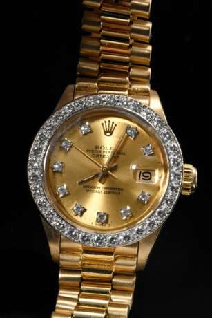 Gelbgold 750 Rolex "Oyster Perpetual Lady Datejust" mit Brillantlünette (zus. ca. 0.99ct/VVS/W), goldfarbenem Zifferblatt, Leucht-Punktindizies mit Achtkantdiamanten, Automatikwerk, Faltschließe, Datumsfenster… - photo 2