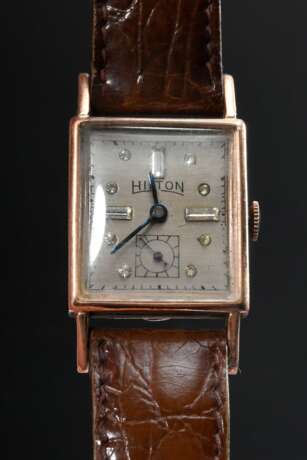 Rotgold 585 Armbanduhr "Hilton Watch", Handaufzug, weiße Imitatsteine, gebläute Zeiger, kleine Sekunde, Minuten Indizes, braunes Lederarmband mit vergoldeter Dornschließe, um 1940, 3,6x2,1cm, gangbar (keine Gar… - photo 2