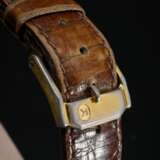 Rotgold 585 Armbanduhr "Hilton Watch", Handaufzug, weiße Imitatsteine, gebläute Zeiger, kleine Sekunde, Minuten Indizes, braunes Lederarmband mit vergoldeter Dornschließe, um 1940, 3,6x2,1cm, gangbar (keine Gar… - photo 3