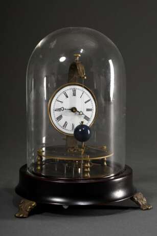 Kleine Tischuhr unter Glassturz mit Kugelpendel auf von drei Klauenfüßen getragenem rundem Holzsockel, auf der Plinthe bez.: "Briggs Rotary Pendulum Clock US.-Patent, August 1855, Horolovar Reproduction", Messi… - photo 1