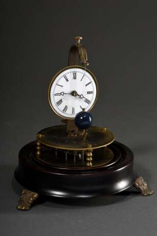 Kleine Tischuhr unter Glassturz mit Kugelpendel auf von drei Klauenfüßen getragenem rundem Holzsockel, auf der Plinthe bez.: "Briggs Rotary Pendulum Clock US.-Patent, August 1855, Horolovar Reproduction", Messi… - photo 2