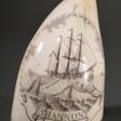 Scrimshaw &quot;Shannon&quot; mit &quot;Walfangszene&quot;, 19.Jh., beschnitzter Walzahn mit gefärbtem Ritzdekor, H. ca. 9cm, 286g - Jetzt bei der Auktion